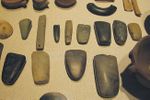 مجموعة من الصناعات اليدوية من العصر الحجري الحديث وتضم أساور وفؤوساً وأزاميل وأدوات حادة