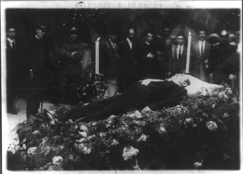 ملف:Enrico Caruso, 1873-1921, funeral at Church San Francisco de Paulo in Naples 3.png