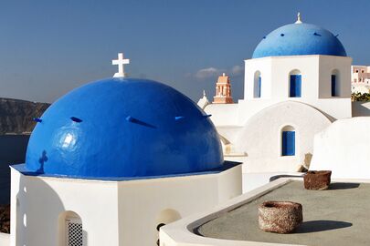 القباب الزرقاء للكنيسة المكرسة للقديس سپيرو في فيروستيفاني، جزيرة سانتوريني (ثيرا)، اليونان.