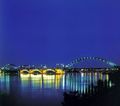 جسر الأحواز فوق نهر قارون ليلا.