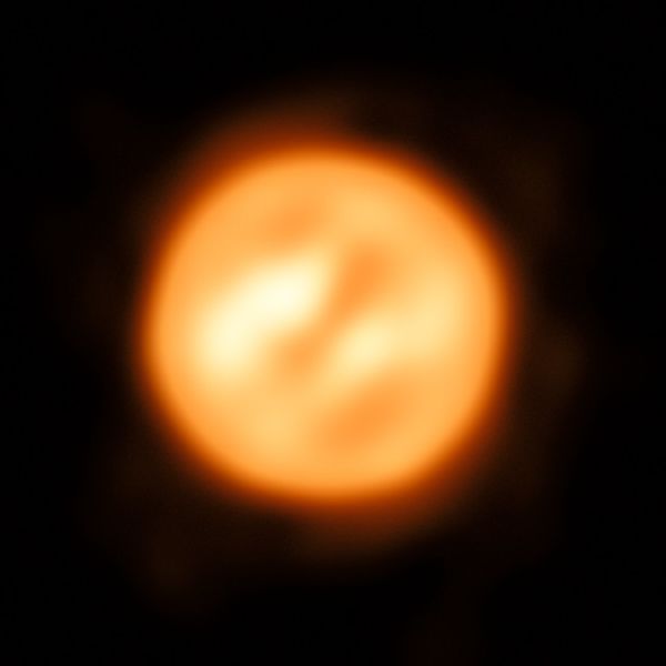ملف:VLTI reconstructed view of the surface of Antares.jpg