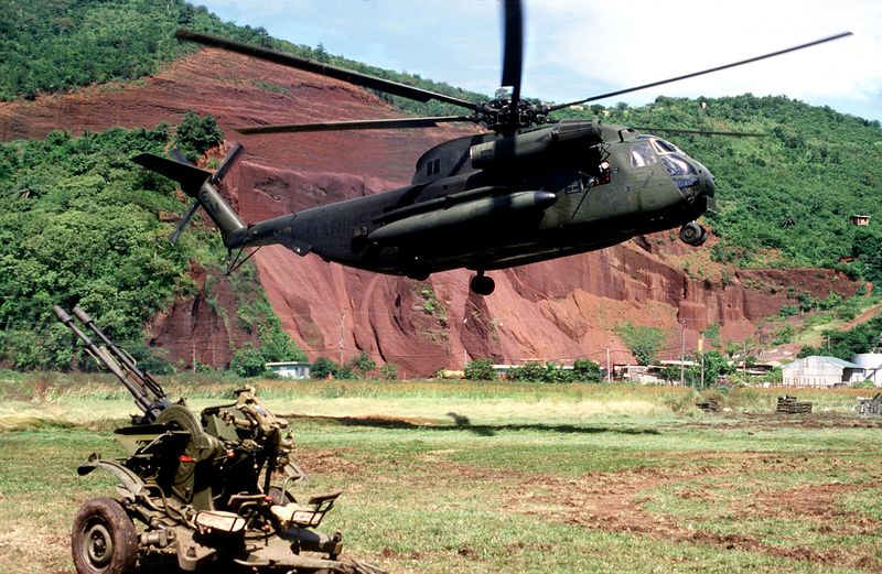 ملف:CH-53D HMM-261 Grenada Okt1983.jpeg