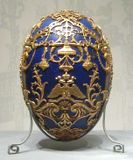 تساريڤتش (بيض فابرجيه). يغطي النمط الذهبي المتكرر المفاصل، مما يجعل البيضة تبدو وكأنها منحوتة من كتلة واحدة من اللازورد.