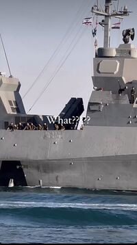 منظومة دفاع جوي تظهر على بارجة حربية إسرائيلية وهي تعبر قناة السويس للتمركز عن جزيرة صنافير