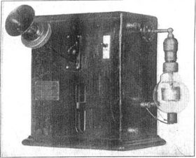 أحد أول أجهزة الإرسال اللاسلكية الأنبوب المفرغ AM ، التي بناها لي دي فورست في عام 1914. الأنبوب الأول أودين (الصمام الثلاثي) مرئي على اليمين.