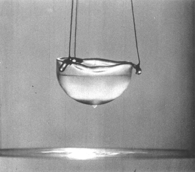 ملف:Liquid helium Rollin film.jpg
