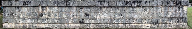 ملف:2014-01-03 Tzompantli in Chichén Itzá anagoria.jpg