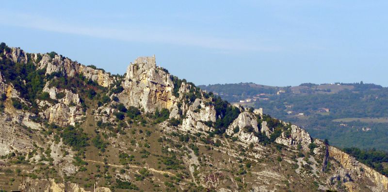 ملف:Ruines du chateau de Crussol depuis Valence - 2014-09-27- P1940399.JPG
