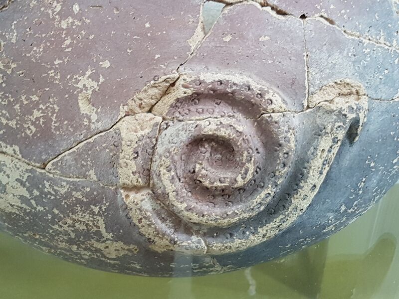 ملف:Snake decoration on pot from Rumeilah, Al Ain.jpg