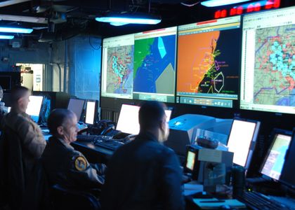 شاشات المراقبة الخاصة بمركز العمليات المشتركة على متن سفينة القيادة USS "Mount Whitney في عام 2005.