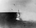 El USS Columbia segundos antes de ser impactado por un avión el 6 يناير 1945.