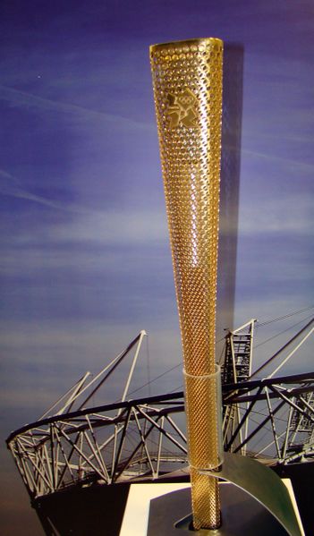 ملف:2012 Summer Olympics torch @ Cardiff.jpg
