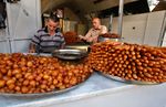 بائع فلسطيني يعد حلوى رمضان، في الضفة الغربية، نابلس، فلسطين، 23 أغسطس، 2009.