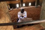 سوداني يقرأ القرآن بعد صلاة أول جمعة في رمضان، الخرطوم 13 أغسطس، 2010.