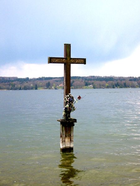 ملف:Ludwig II Memorial Cross Lake Starnberg.jpg