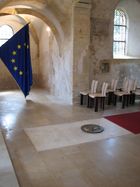 墓所。EU旗が飾られている