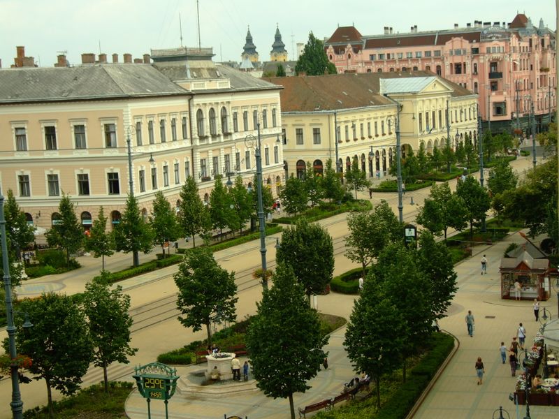 ملف:Debrecen town square.jpg