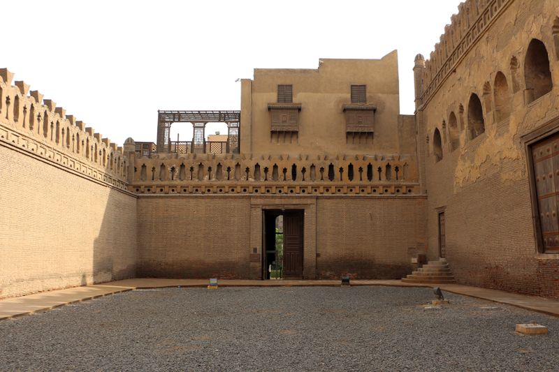 ملف:Cairo, moschea di ibn tulun, fossato 03 veduta verso museo gayes anderson.JPG