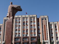 تمثال لنين أمام مبنى البرلمان