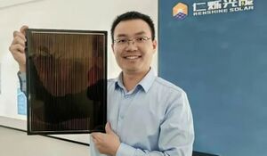 تان هايرين من جامعة نانجينغ يحمل إحدى الخلايا الشمسية المحسنة بكفاءة البيرفسكيت.