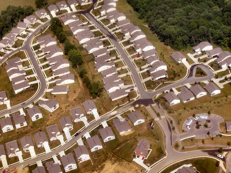 ملف:Cincinnati-suburbs-tract-housing.jpg